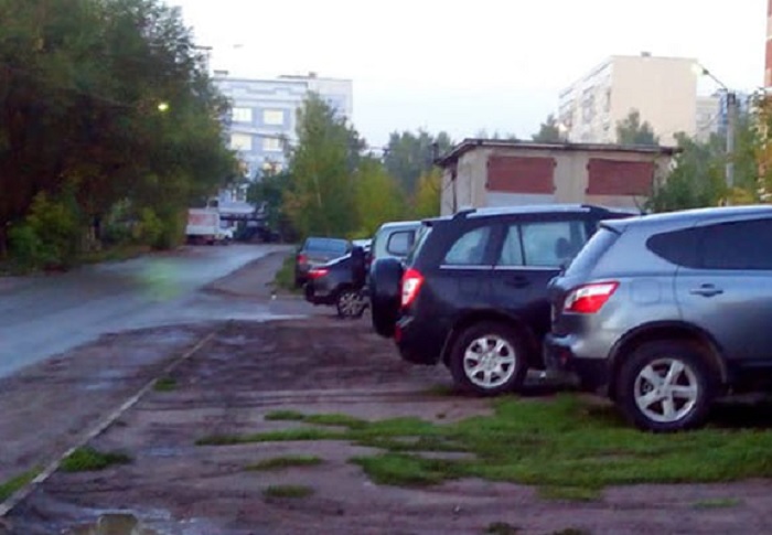 Кто имеет право штрафовать автолюбителей за парковку на газоне