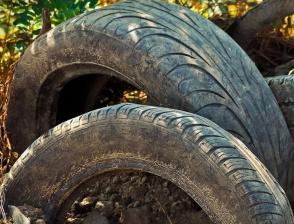 Можно ли размещать шины во дворах МКД и кто отвечает за их вывоз